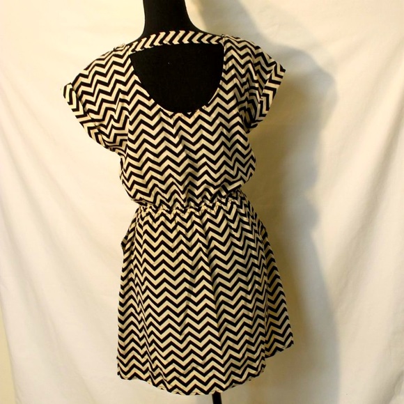 CANDIES BLACK IVORY CHEVRON JR WOMAN SHORT SLEEVE MINI DRESS MEDIUM OPEN BACK - Picture 3 of 10